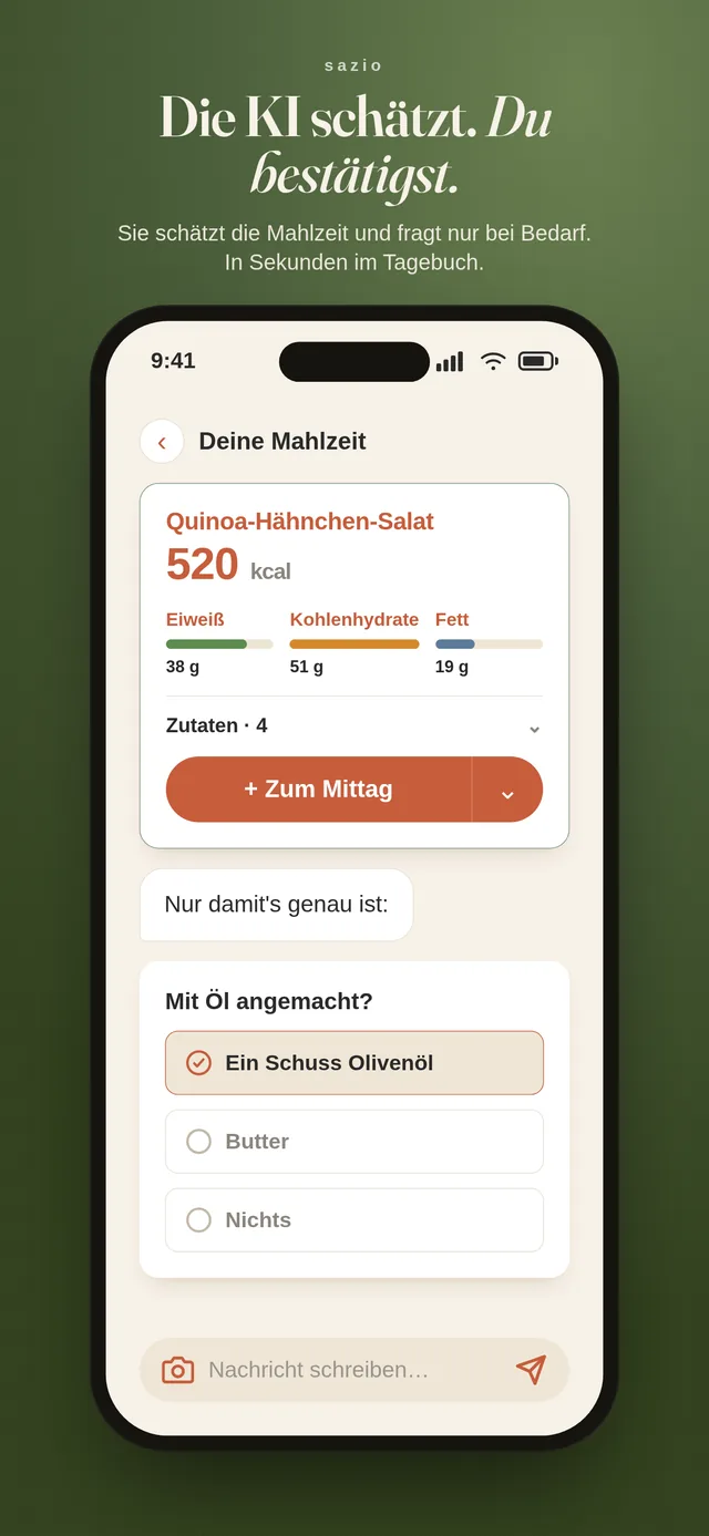 Sazio-App-Screenshot: Die KI schätzt einen Quinoa-Hähnchen-Salat auf 520 kcal und stellt vor deiner Bestätigung eine kurze Rückfrage.