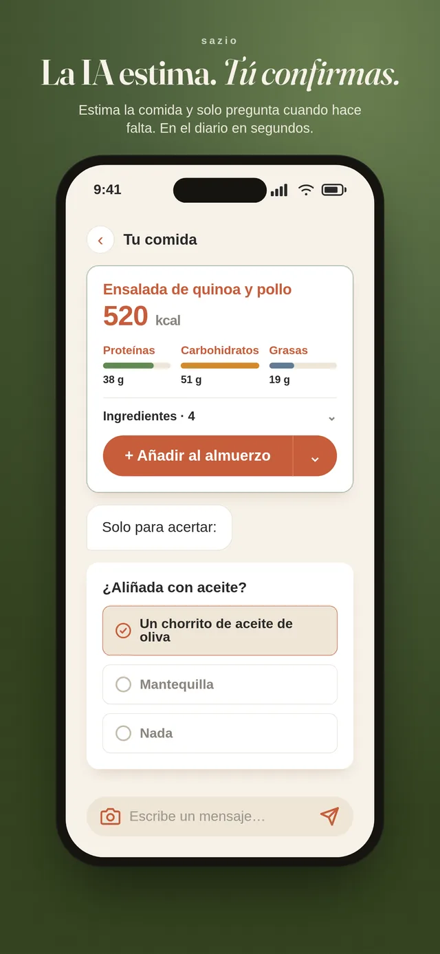 Captura de la app Sazio: la IA estima una ensalada de quinoa y pollo en 520 kcal y hace una sola pregunta antes de tu confirmación.